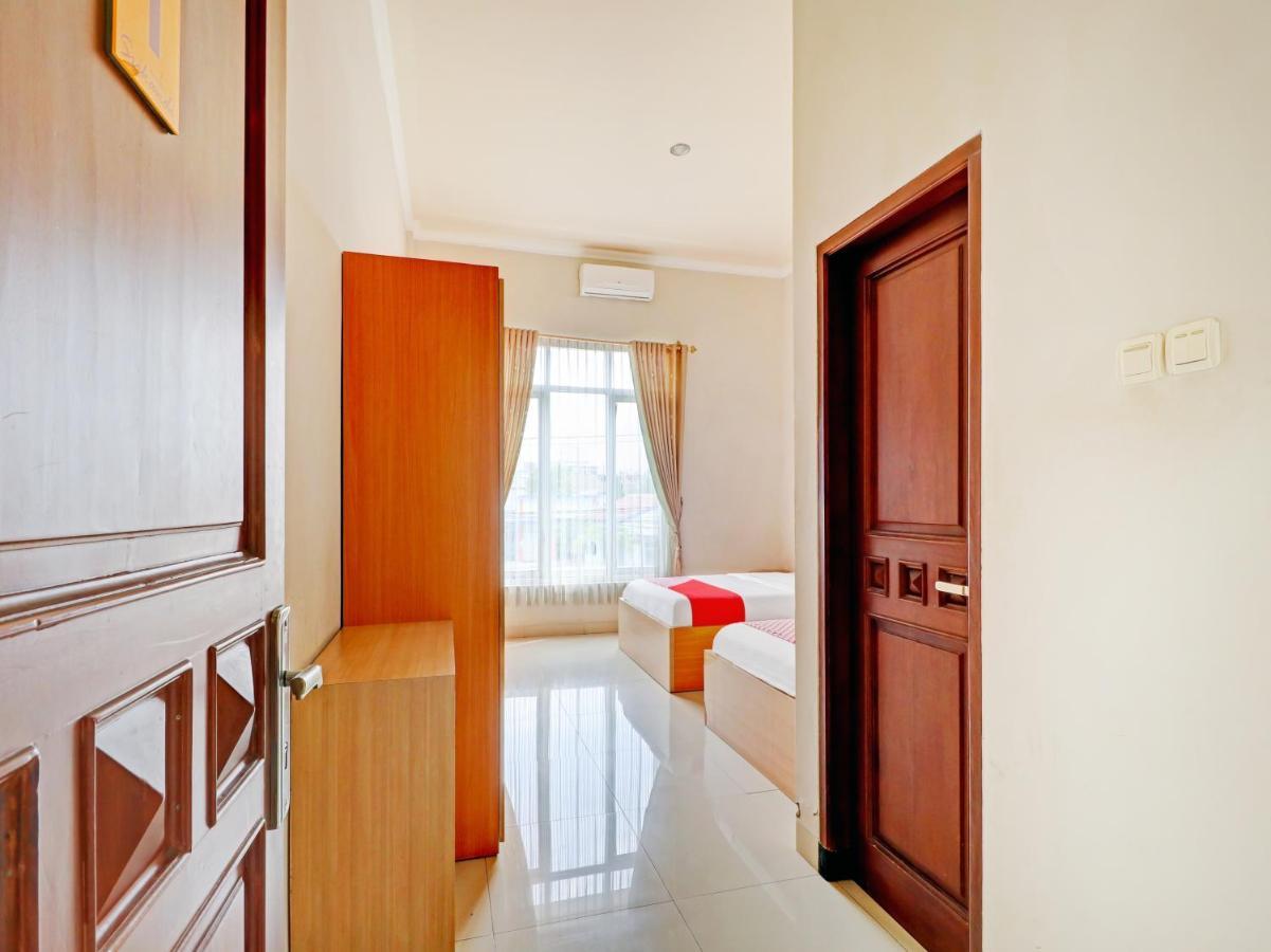 Oyo 90347 Hotel Srikandi Syariah Tasikmalaya Esterno foto